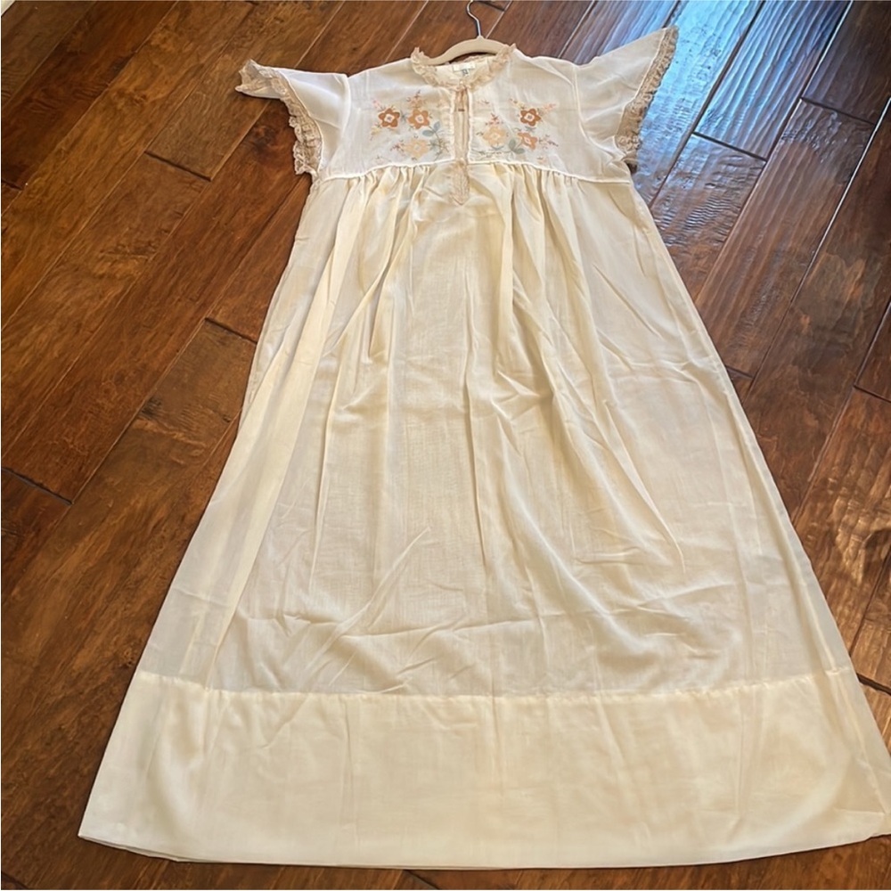 Vintage 70s Full Length Floral Embroidered Nightgown ILGWU Union Label. - Picture 2 of 2